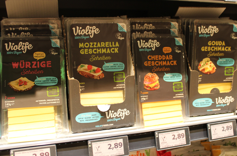 Vegane Käsevariationen von Violife im Kühlregal bei EDEKA Hollender im Krohnstieg Center