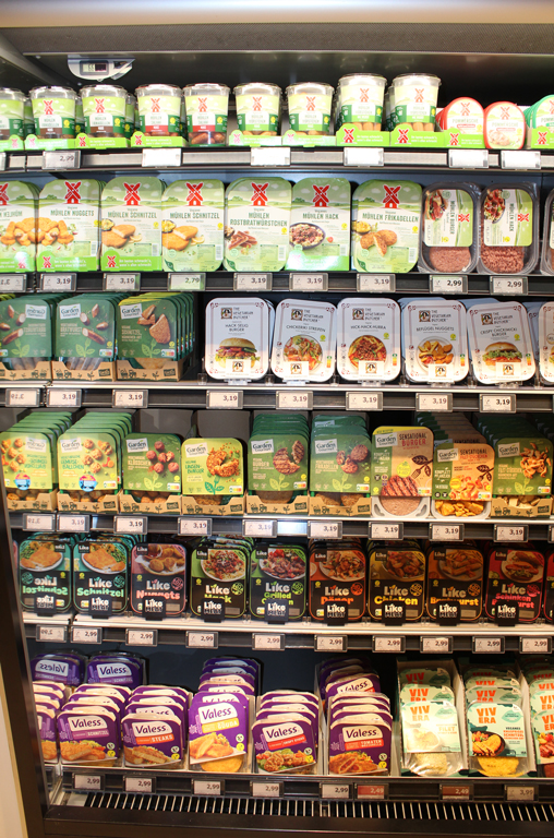 Abbildung von verschiedenen vegetarischen und veganen Produkten im Kühlregal von EDEKA Hollender im Krohnstieg Center