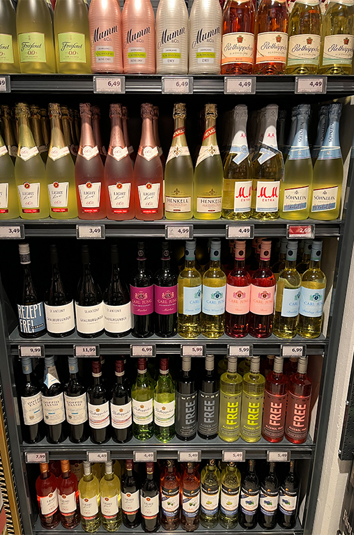 Das neue Regal mit alkoholfreien Weinen und Sekten im Markt von EDEKA Hollender