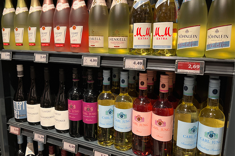 Das neue Regal mit alkoholfreien Weinen und Sekten im Markt von EDEKA Hollender