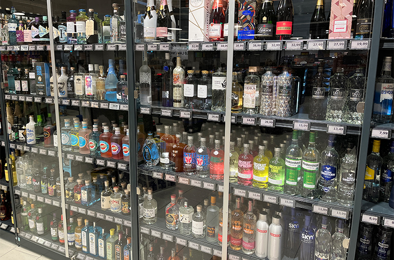 Die neuen Glasschränke für Spirituosen im Markt von EDEKA Hollender im Krohnstieg