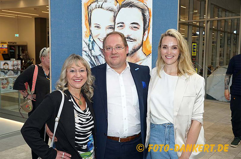 Gaby Hollender (links), Kay Hollender und Moderatorin Schauspielerin Anna Hofbauer
