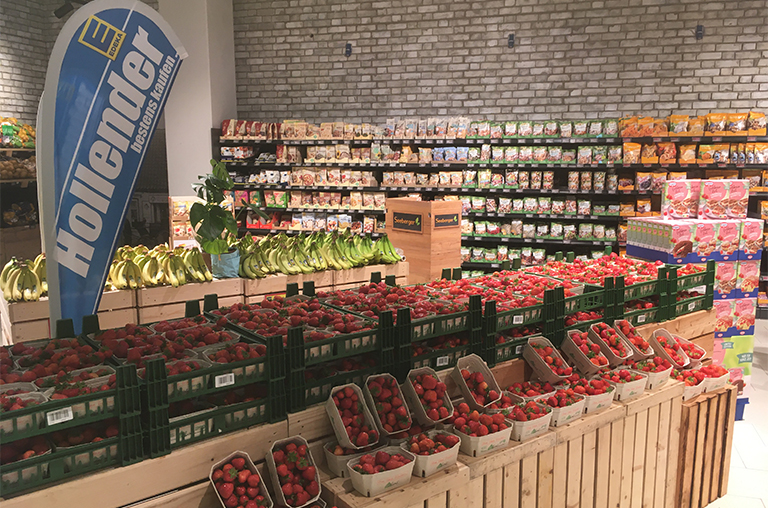Erdbeeren vom Spargelhof Werner im Markt von EDEKA Hollender