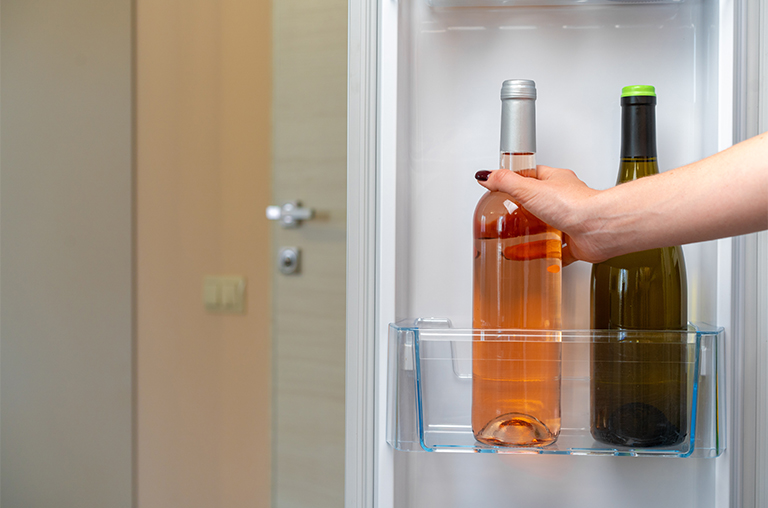 Weißwein- Rotweinflasche im Kühlschrank
