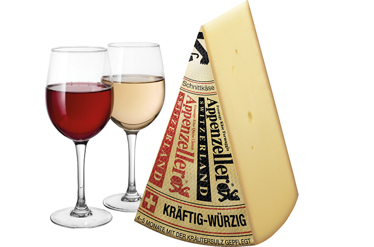 Rot- und Weißwein und ein Stück Appenzeller Käse