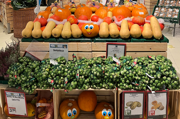 Halloween-Aufbau mit Kürbissen im Markt von EDEKA Hollender im Krohnstieg Center