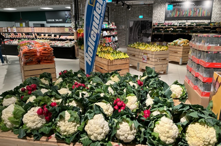 Blumenkohl und Radieschen im Gemüseregal von EDEKA Hollender im Korhnstieg Center
