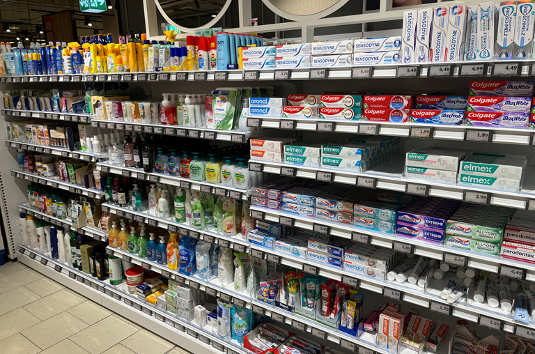 Blick auf das Kosmetikregal im EDEKA-Hollender-Markt im Hamburger Krohnstieg Center