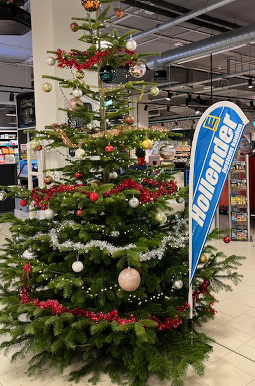 Der festlich geschmückte Weihnachtsbaum im EDEKA-Hollender-Markt im Krohnstieg Center