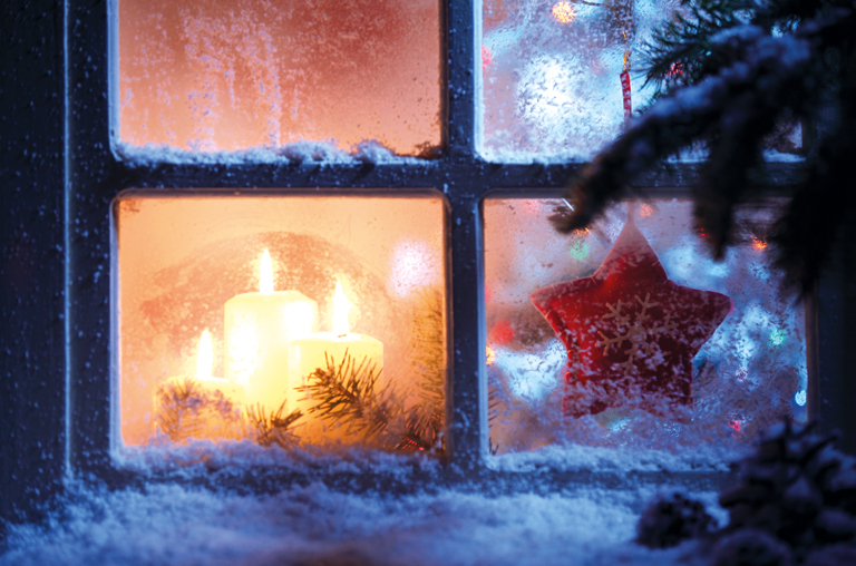 In Irland stellen die Menschen zum Weihnachtsfest traditionell Kerzen in ihre Fenster