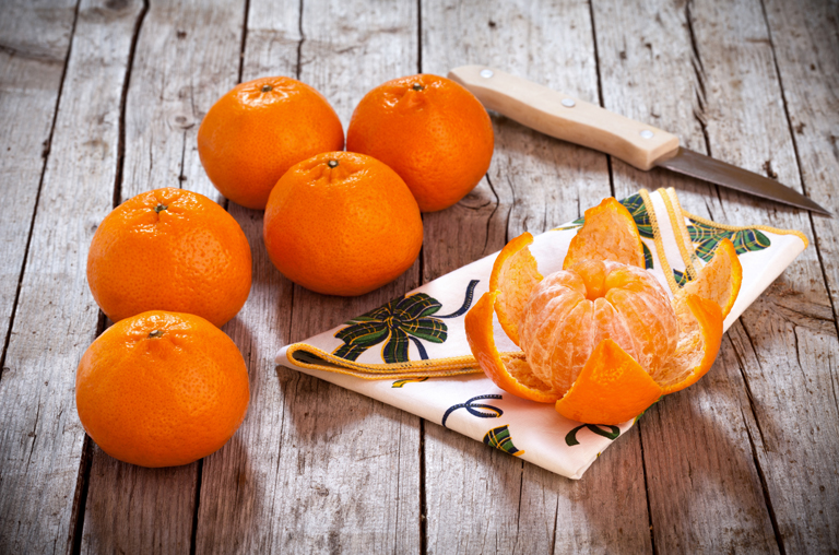 Mandarinen auf einem Holztisch