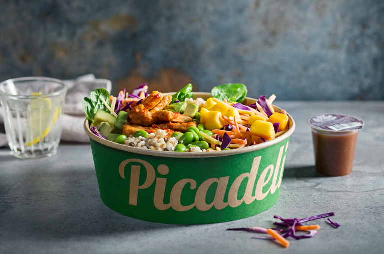 Eine mit Salat gefüllte Pappschüssel mit Picadeli-Schriftzug