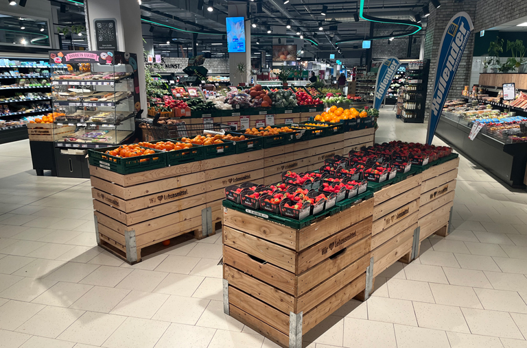 Eine Aufnahme der Obst- und Gemüseabteilung von EDEKA Hollender im Krohnstieg Center, die mit dem "Goldenen Apfel" 2024 ausgezeichnet wurde
