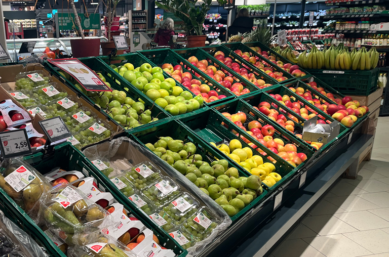 Eine Aufnahme der Obst- und Gemüseabteilung von EDEKA Hollender im Krohnstieg Center, die mit dem "Goldenen Apfel" 2024 ausgezeichnet wurde