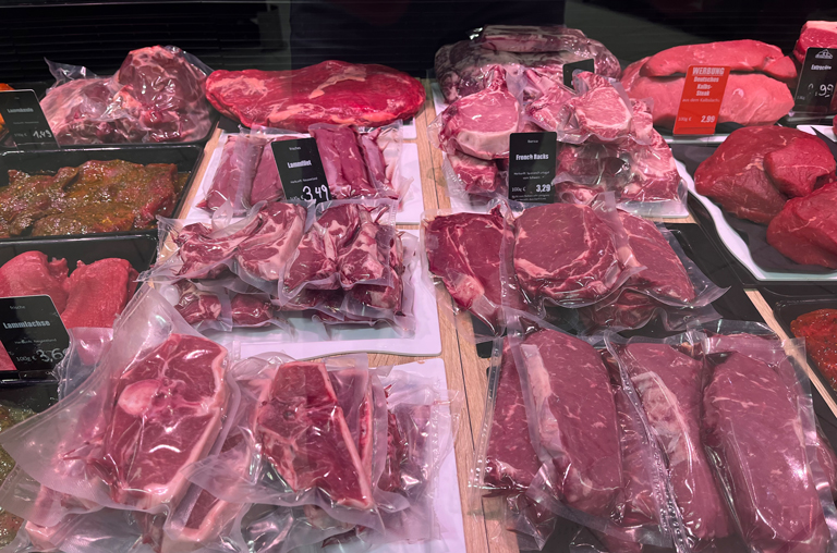 EDEKA Hollender im Krohnstieg Center bietet eine breite Vielfalt an Fleischspezialitäten für das Angrillvergnügen