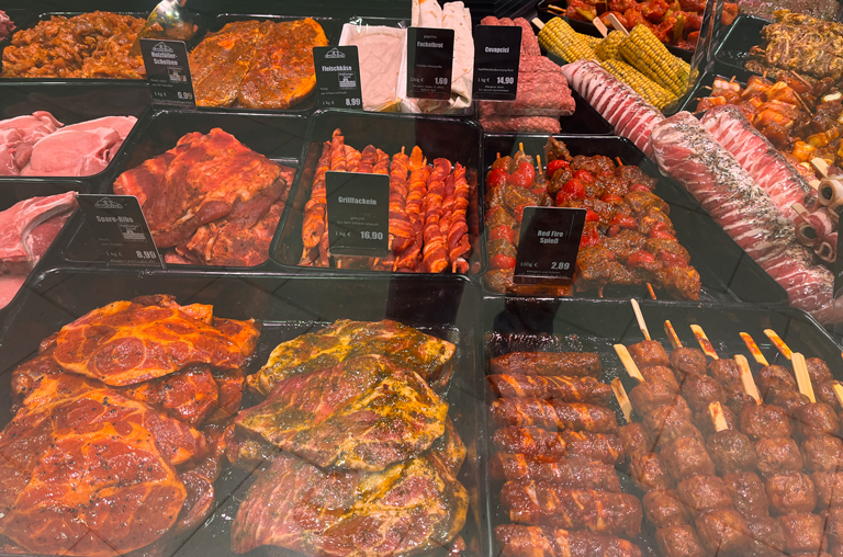 EDEKA Hollender im Krohnstieg Center bietet eine breite Vielfalt an Fleischspezialitäten für das Angrillvergnügen