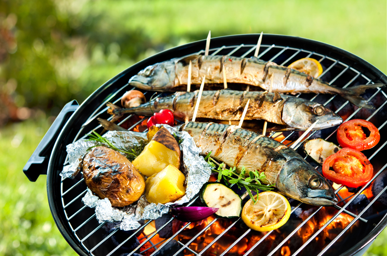 Frischer Fisch auf dem Grillrost