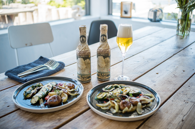 Die Insel Kreide Biere von der Inselbrauerei auf einem gedeckten Tisch