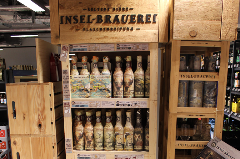 Das Regal mit den Insel-Brauerei-Bieren im Markt von EDEKA Hollender im Krohnstieg Center