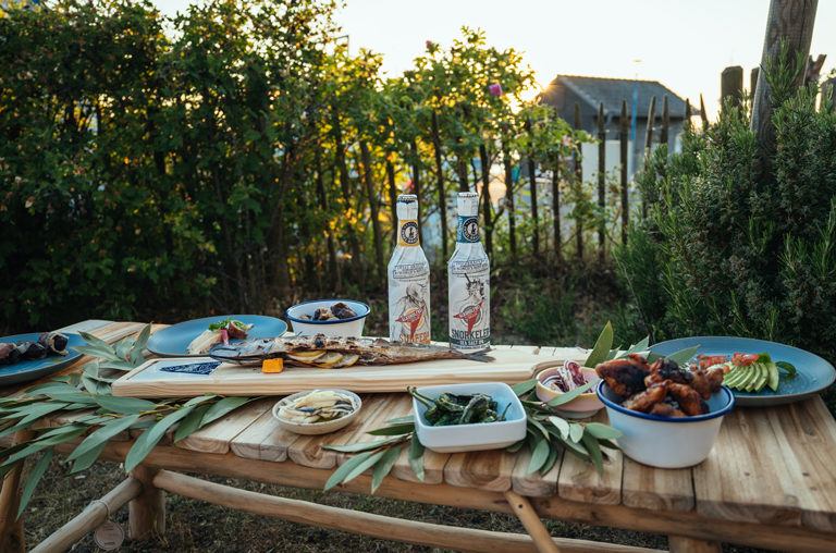 Die alkoholfreien Sorten von der Inselbrauerei auf einem gedeckten Tisch