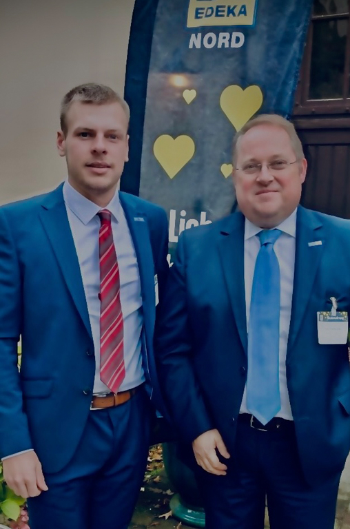 Kay Hollender (rechts) und Nik Dörrie posieren zusammen bei der Bestenehrung der EDEKA Nord