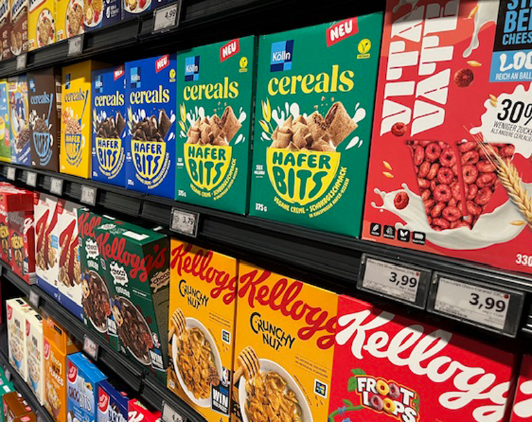 Kellogg's-Produkte im Regal im Markt von EDEKA Hollender
