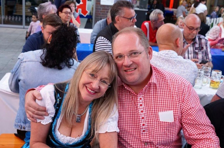 Gabriele und Kay Hollender in Dirndl und Lederhose
