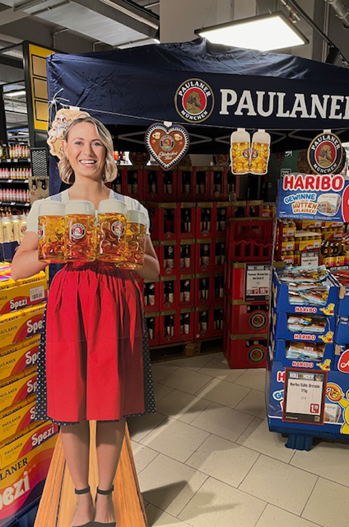 Aufbau mit bayerischen Spezialitäten bei EDEKA Hollender im Krohnstieg Center