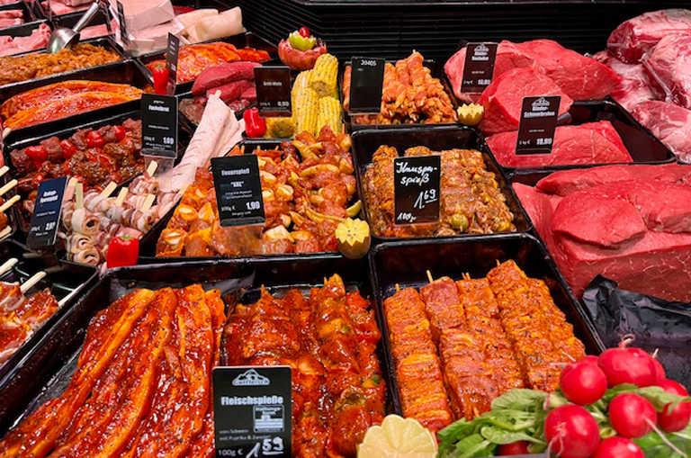 Fleischspezialitäten an der Bedientheke im Hollender-Markt