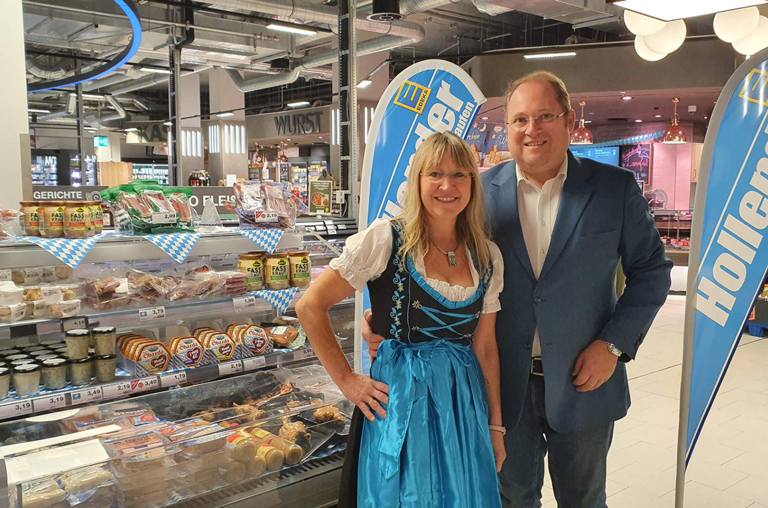 Gabriele und Kay Hollender bereichern die Kunden ihres Marktes passend zum Start des Münchener Okotberfestes mit bayerischen Genussmomenten